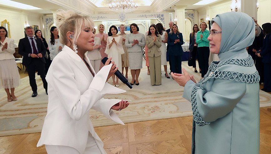 Görüntüler ilk kez yayınlandı: Süperstar Ajda Pekkan, şarkılarını First Lady’ler için söyledi