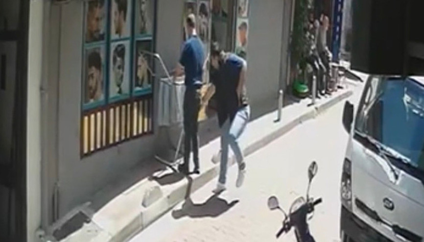 Saç kesimini beğenmedi günlerce izlediği berberi iş yerinin önünde bıçakladı
