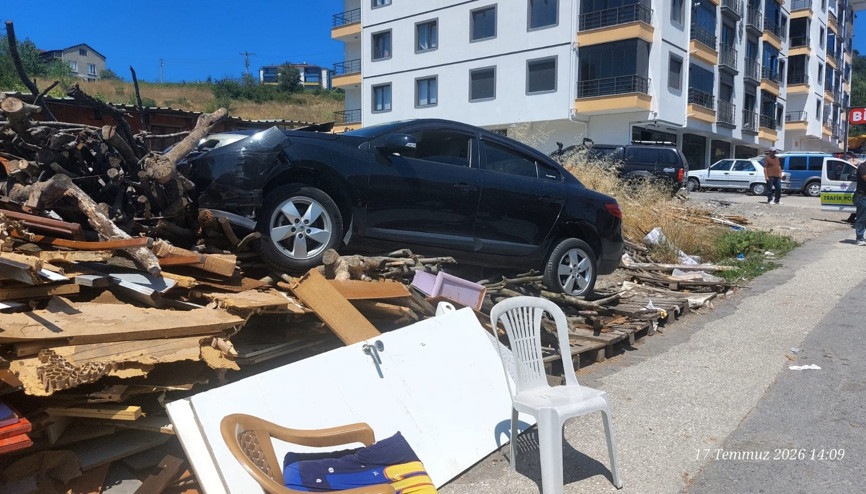 Otomobil ekmek fırını önündeki odun yığınına çarptı: 6 yaralı