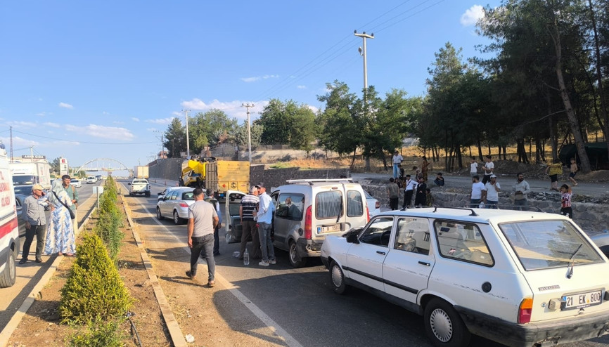 4 aracın karıştığı zincirleme kazada 2 yaralı 4 aracın karıştığı zincirleme kazada 2 yaralı