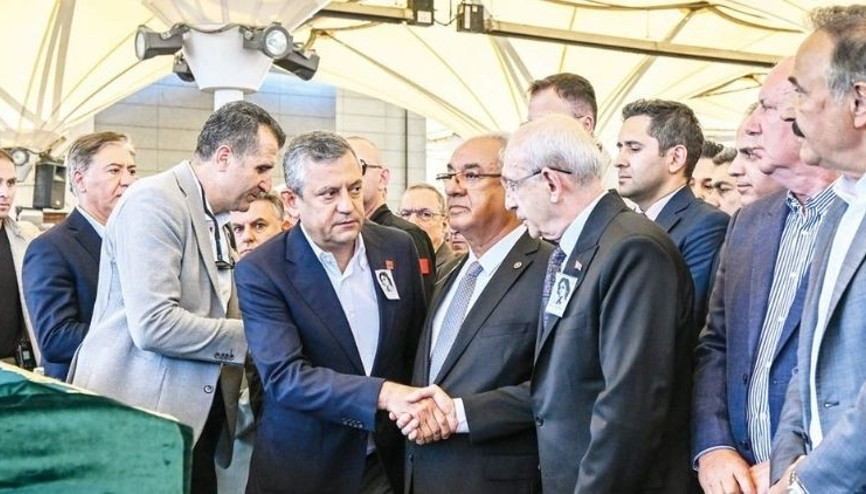 Olcay Baykal son yolculuğuna uğurlandı… Cenazede buluştular Olcay Baykal son yolculuğuna uğurlandı… Cenazede buluştular