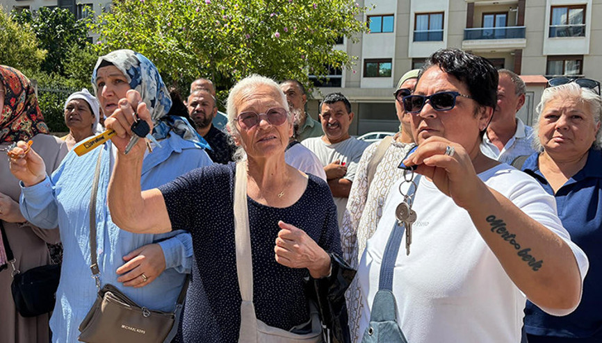 İzmir’de anahtarlı eylem Örnekköy Kentsel Dönüşüm Projesinde hak sahipleri isyan etti