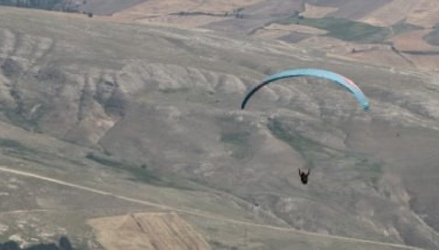 Kayalıklara düşen yamaç paraşütü pilotu öldü