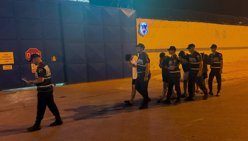 Polis merkezinin camını kıran 4 şüpheli tutuklandı