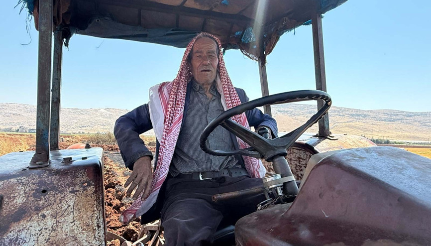 Hataylı çiftçi, 50 yıldır aynı traktörü kullanıyor