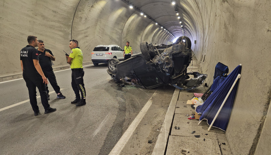 Otomobil, tünelde TIRa çarpıp takla attı: 2 yaralı