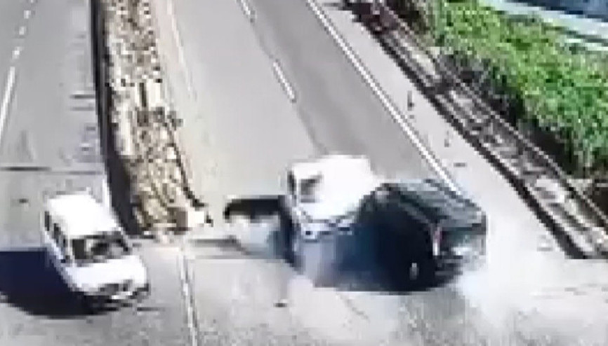 Şanlıurfada günübirlik gezi dönüşü facia: 3 ölü, 8 yaralı kazaya ait kamera görüntüleri ortaya çıktı Şanlıurfada günübirlik gezi dönüşü facia: 3 ölü, 8 yaralı kazaya ait kamera görüntüleri ortaya çıktı