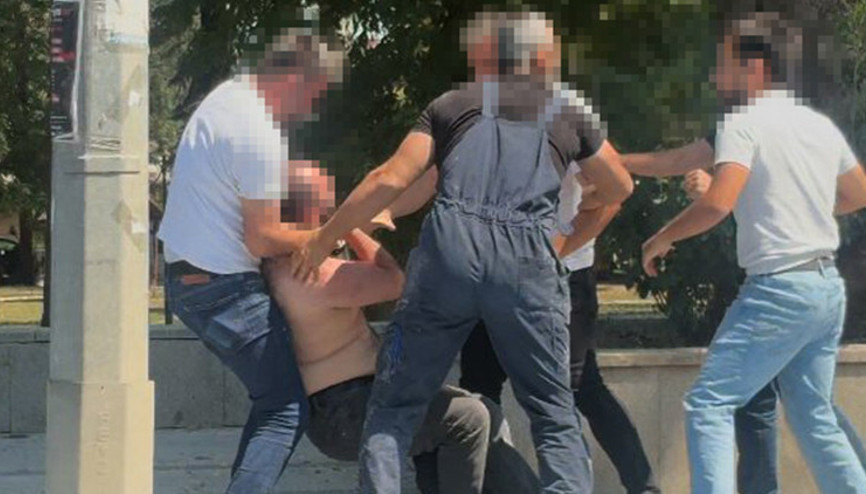 Düzcede AVM önündeki darp anı kamerada: 4 şüpheli gözaltına alındı Düzcede AVM önündeki darp anı kamerada: 4 şüpheli gözaltına alındı