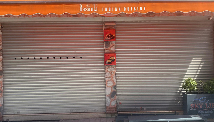 Fatihte mühürlü dükkandaki kötü kokunun altından bozuk gıda ve kedi ölüleri çıktı Fatihte mühürlü dükkandaki kötü kokunun altından bozuk gıda ve kedi ölüleri çıktı