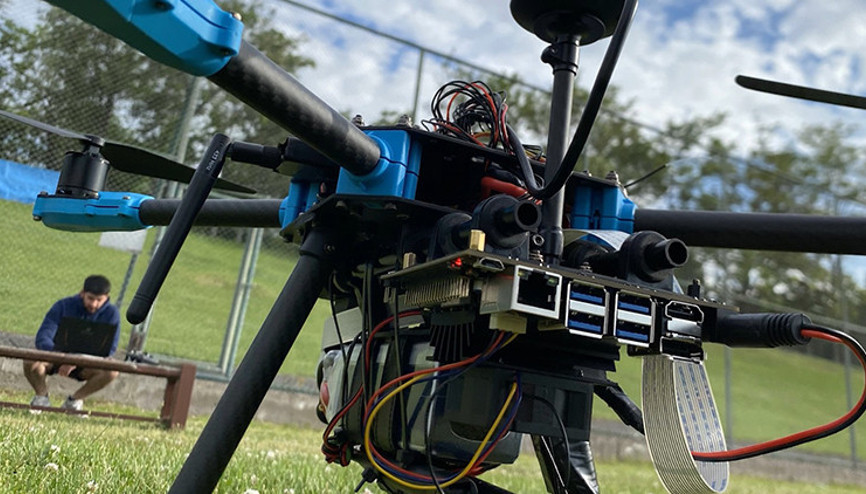 Güvenlikte kör noktaları uçarak kapatacaklar Üniversite öğrencilerinden yüz tanıyan otonom devriye dronu