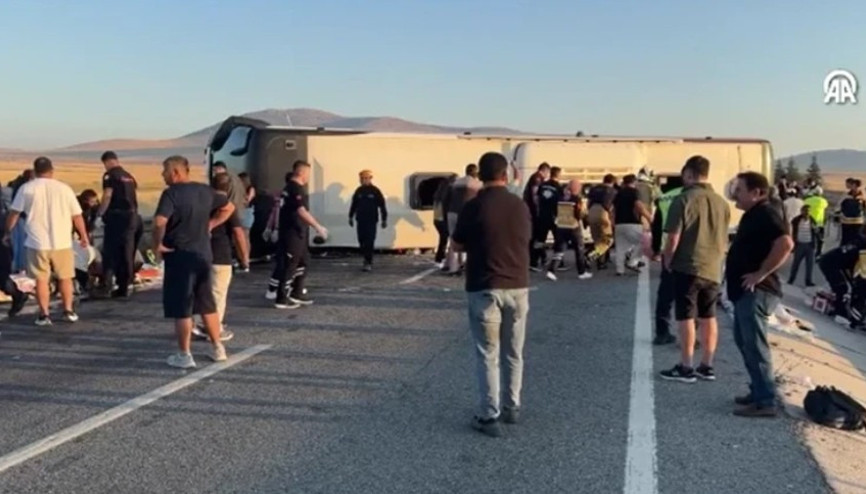 Kütahyada yolcu otobüsü bariyerlere çarpıp devrildi