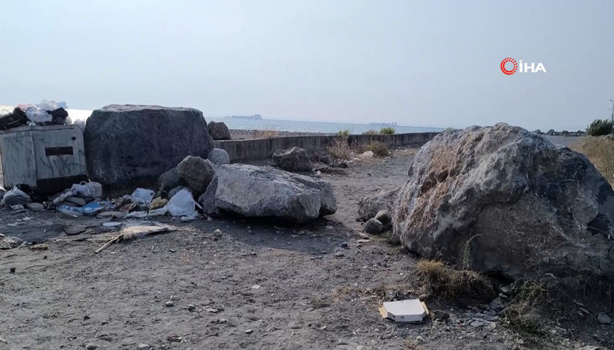 Sahil yolunu duvar ve taşlarla kapattı