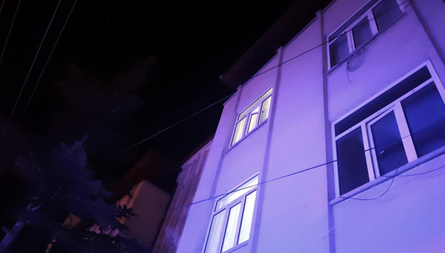 Aksarayda eşi eve almayınca çatıdan girmeye çalışan genç 3üncü kattan düştü