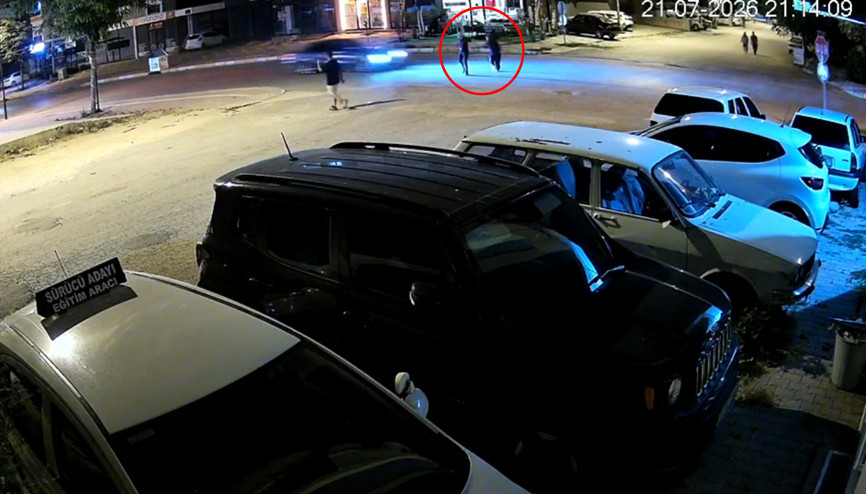 Otomobilin çarptığı kadın öldü; kaza kamerada Otomobilin çarptığı kadın öldü; kaza kamerada