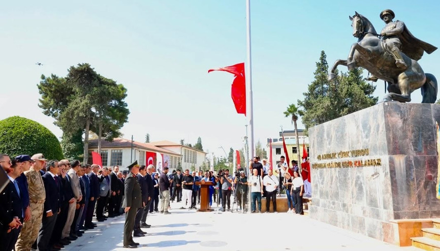 Hatay’ın anavatana katılışının yıldönümünde Atatürk Anıtına çelenk sunuldu