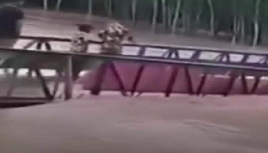 Bangladeşte köprü çöktü: 4 kişi nehre düştü