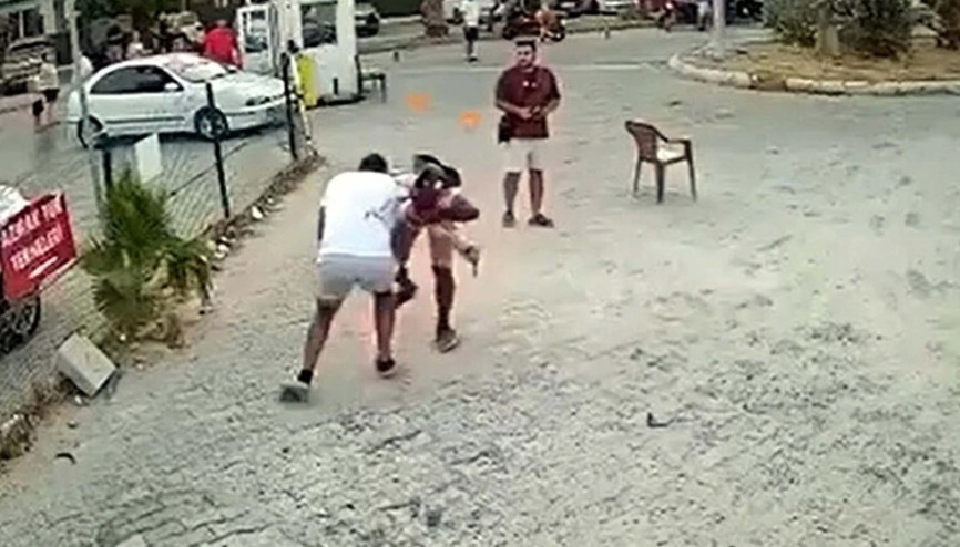 Sokakta çıkan tartışmada birbirini bıçakladılar; o anlar kamerada Sokakta çıkan tartışmada birbirini bıçakladılar; o anlar kamerada