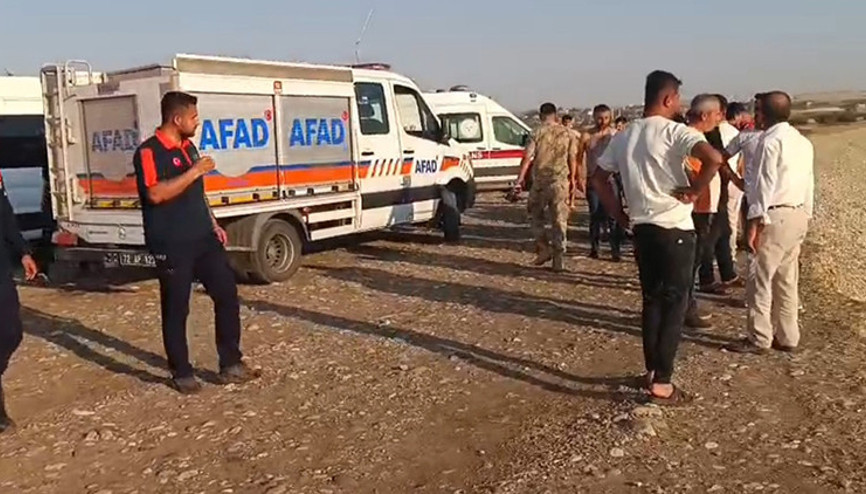 Çaya giren çocuk boğuldu, babasını ekipler kurtardı