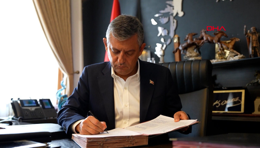 Özgür Özel, YENİ Partinin kuruluş evraklarını imzaladı