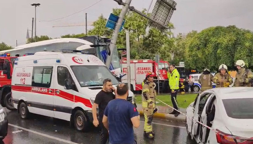 Son dakika... Eyüpsultanda yolcu otobüsü otomobile çarptı: 2si ağır 30 kişi yaralandı