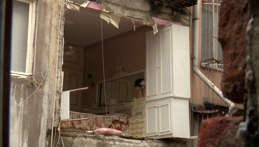 Şişli’de binanın duvarı çöktü; mahalleli deprem oldu zannetti Şişli’de binanın duvarı çöktü; mahalleli deprem oldu zannetti