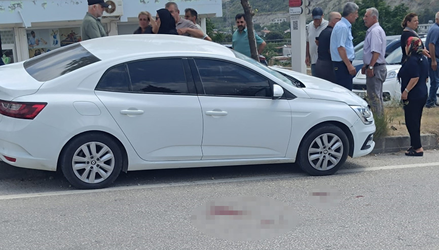 Taziyeye giderken otomobilin çarptığı kadın öldü