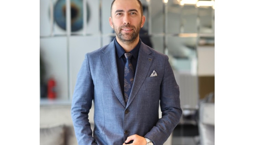 Göz kapağı düşüklüğü görmeyi de tehdit ediyor