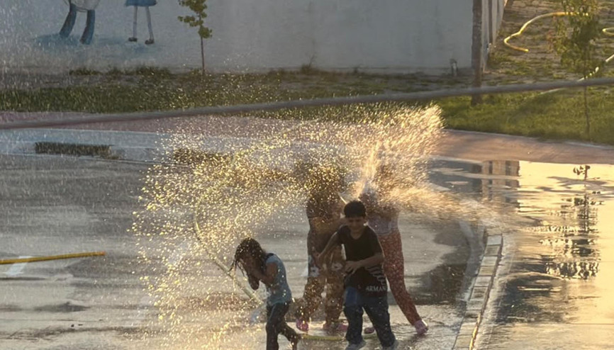 Iğdır’da çocuklar hortumdan akan suyla oynayıp serinledi