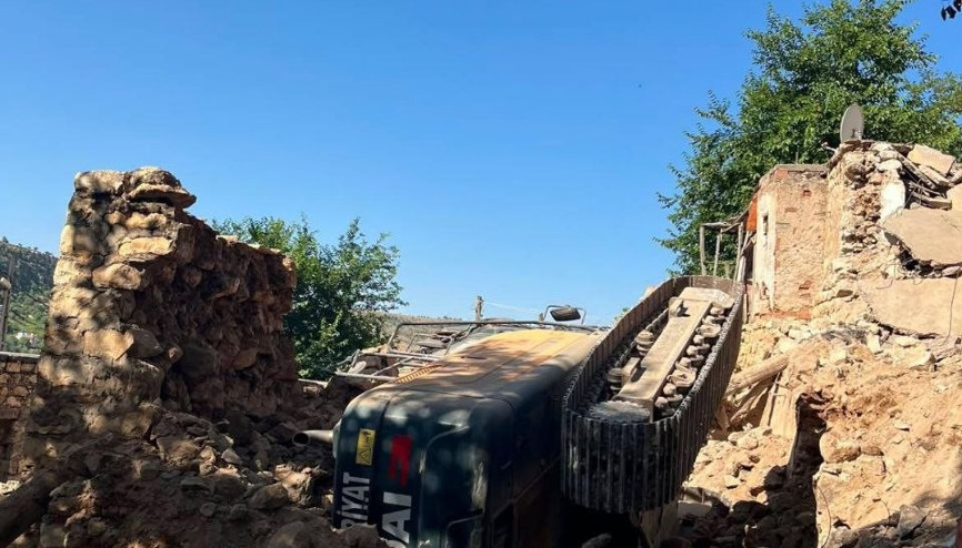 Gercüş’te, metruk evin yıkımı sırasında iş makinesi devrildi
