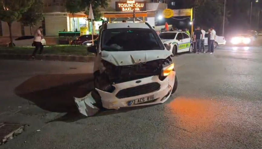 Batmanda taksi ile hafif ticari araç çarpıştı: 2 yaralı
