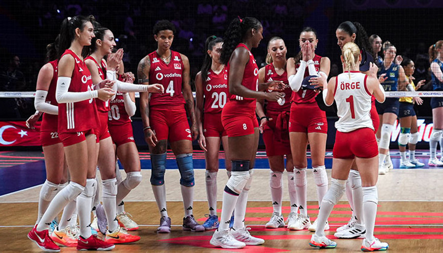 Bakan Bak, Milletler Ligi şampiyonu A Milli Kadın Voleybol Takımını kutladı