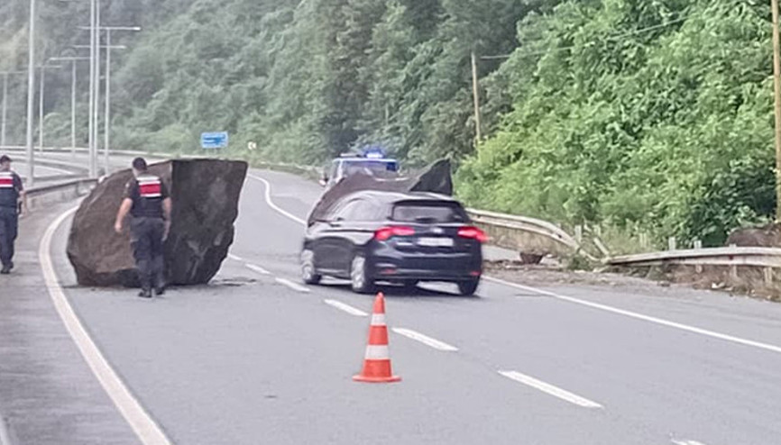 Rizede yamaçtan kopan dev kayalar sahil yoluna düştü Rizede yamaçtan kopan dev kayalar sahil yoluna düştü