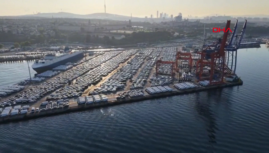 Haydarpaşa Limanı’nda bekleyen binlerce sıfır otomobil havadan görüntülendi