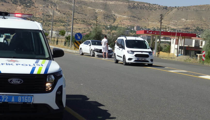 Gercüşte hafif ticari araç ile otomobil çarpıştı