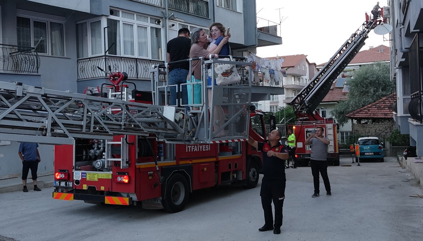 Apartmandaki yangında mahsur kalanlar, merdivenli araçla kurtarıldı