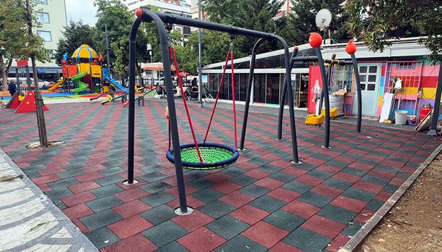 Avcılar’da çocuk parkına kurulan salıncakta 5 günde 4 kişi yaralandı Avcılar’da çocuk parkına kurulan salıncakta 5 günde 4 kişi yaralandı