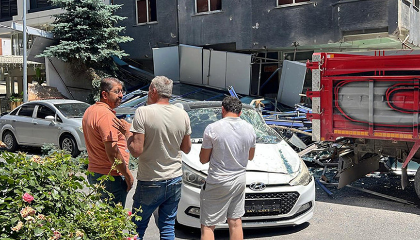 Atıl durumdaki hastanenin dış cephesi düştü, otomobiller hasar gördü