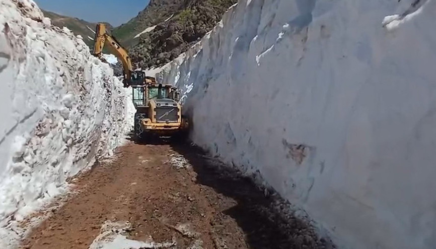 Yüksekovanın İkiyaka Dağlarında 2 aylık kar mesaisi: Yollar tüneli andırdı