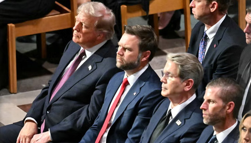 Biden ile dalga geçiyordu: Trump sosyal medyada alay konusu oldu Biden ile dalga geçiyordu: Trump sosyal medyada alay konusu oldu