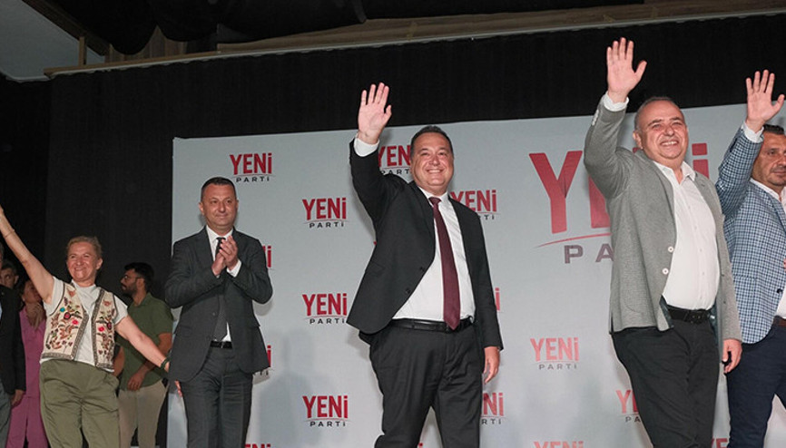 Manisa Büyükşehir Belediye Başkanı Besim Dutlulu ile 14 ilçe belediye başkanı Yeni Partiye katıldı