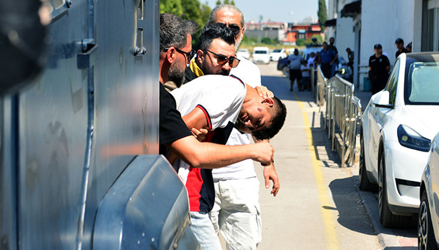 Husumetlilerine ateş açıp yoldan geçen Selahattini öldürmüştü: Zırhlı araçla adliyeye götürülen zanlı tutuklandı