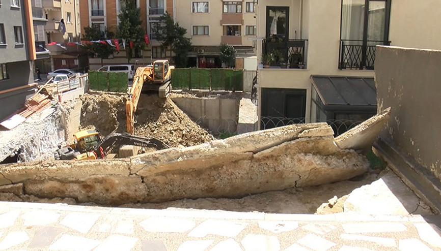 Kağıthane’de kentsel dönüşüm yıkımında kepçe komşu binanın balkonunu yıktı: Deprem oluyor zannettik