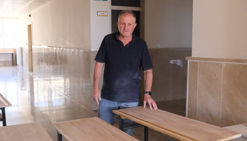 Lisenin sıralarını gönüllü olarak temizledi