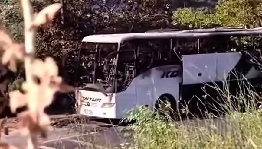 Mersinde seyir halindeki yolcu otobüsü yandı; araç kullanılamaz hale geldi Mersinde seyir halindeki yolcu otobüsü yandı; araç kullanılamaz hale geldi