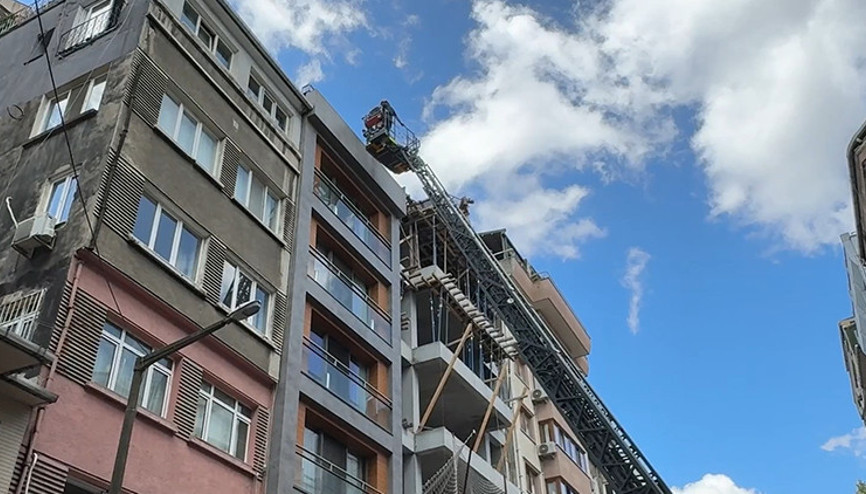 Beyoğlunda çatıya çıplak çıkan turisti görenler itfaiyeyi aradı: Dolaşmaya geldim