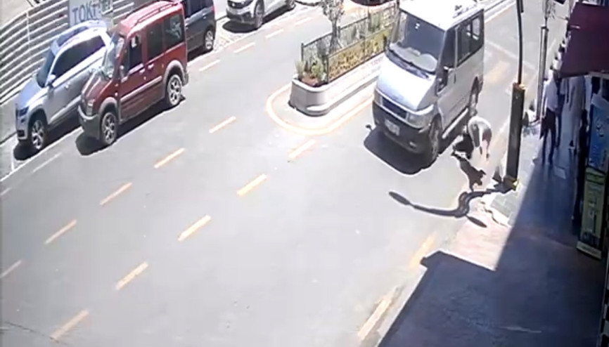 Minibüsün çarptığı yaya yaralandı; kaza kamerada
