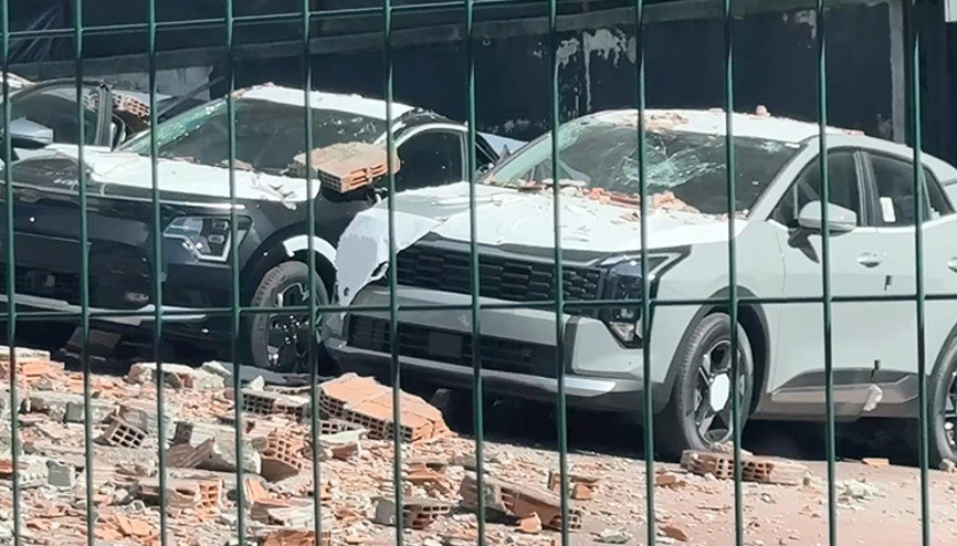 İstanbuldaki otomobil bayinde şok görüntü 12 adet sıfır araçta hasar oluştu: Zarar 30 milyon lira