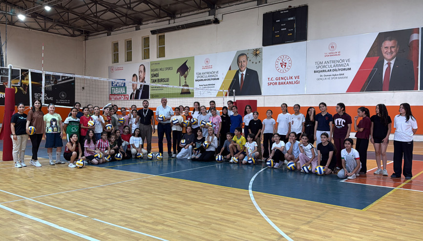 Midyatta yaz tatili voleybolla geçiyor; 1500 öğrenci filede buluştu