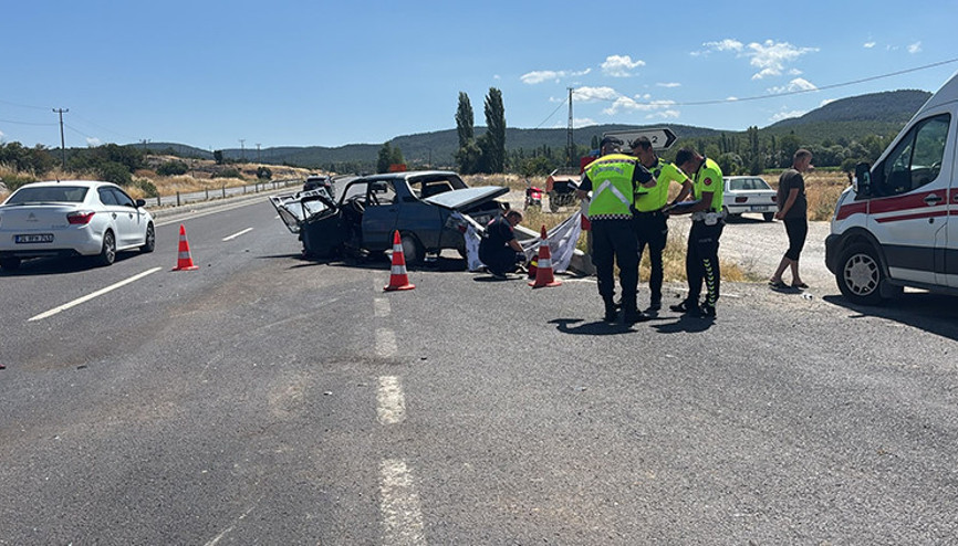 Kütahyada kavşakta iki otomobil çarpıştı: 1 ölü, 1i çocuk 4 yaralı