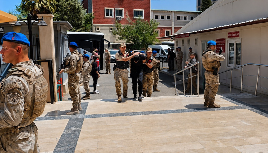Şanlıurfada jandarma kıyafetiyle 13 kilogram altın gasbeden 9 şüpheli adliyede